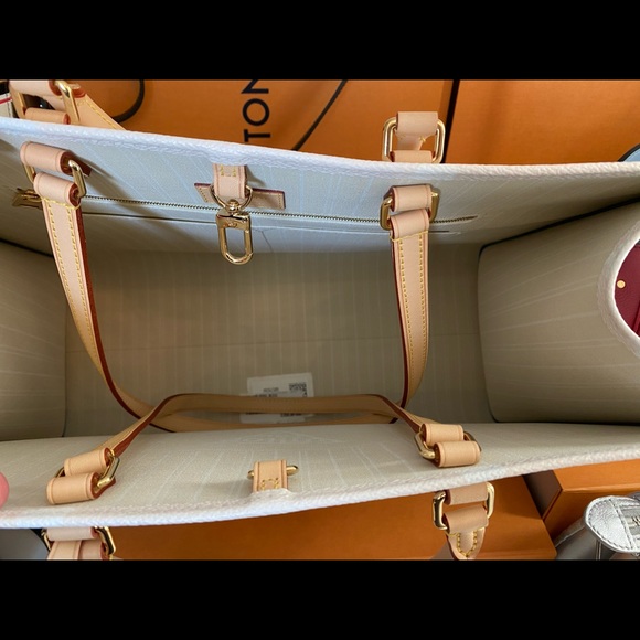 Louis Vuitton By Pool OntheGo Tote Blue On the Go bag only. Giant monogram - Picture 6 of 12